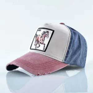 Casquette trucker vintage avec patch cheval brodé, résille respirante et visière incurvée.
