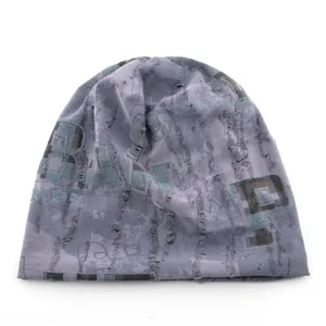 Bonnet en tricot élimé pour hommes et femmes, style streetwear slouchy gris chiné.