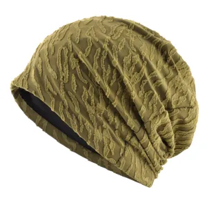 Vue détaillée du bonnet léger à motif zébré, tissu doux et respirant pour femmes