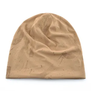 Gros plan sur le bonnet en mesh respirant léger, mettant en valeur la texture et l'imprimé.