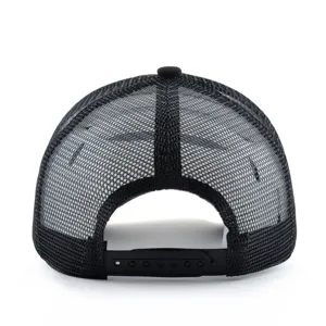 Détail de la vue arrière de la casquette trucker noire avec tissu en maille respirant