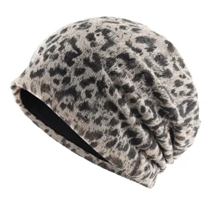 Détail de bonnet ample en tricot imprimé léopard tissu doux doublure intérieure noire.