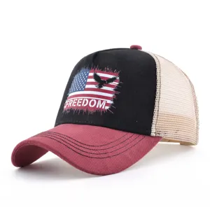 Casquette de baseball trucker élégante avec panneau avant noir et dos en filet respirant.