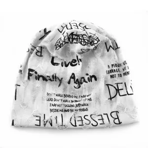 Gros plan sur le bonnet graffiti usé avec de superbes détails d'impressions textuelles.