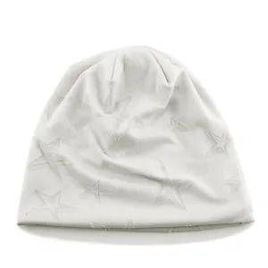 Vue de détail du bonnet en tricot blanc avec motif d'étoiles, style léger et décontracté.