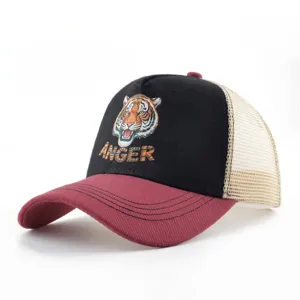 Vue détaillée de la casquette trucker élégante avec broderie de tigre et filet arrière.
