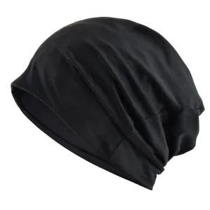 Vue rapprochée détaillée du bonnet slouchy en soie glacée noire respirante et tissu maille.
