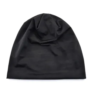 Gros plan de détail sur le bonnet noir respirant en soie de glace au tissu léger.