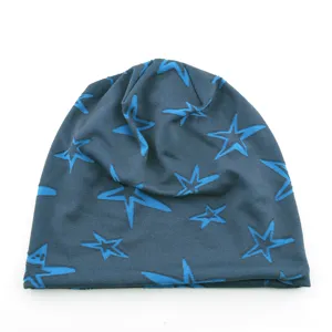 Vue détaillée du bonnet ample gris foncé avec un imprimé élégant d'étoiles bleues.