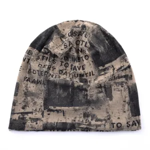 Gros plan du bonnet imprimé usé montrant une texture unique et un design élégant.