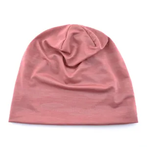 Gros-plan sur les détails du bonnet léger en soie glacée avec texture en maille douce.