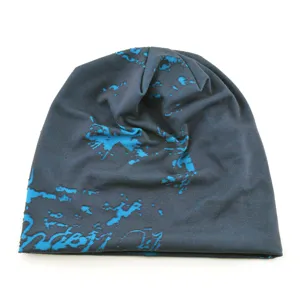 Vue détaillée du bonnet souple à imprimé abstrait bleu, léger, élastique et confortable.