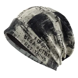 Gros plan détaillé du bonnet slouchy léger imprimé abstrait noir et blanc.