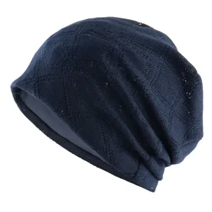 Vue détaillée d'un bonnet en tricot maille bleu élégant avec texture losange respirante.