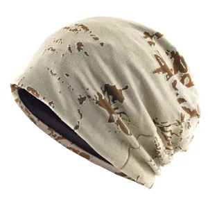 Vue détaillée du bonnet camouflage stylé avec une doublure intérieure noire confortable.
