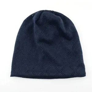 Gros plan sur le bonnet en tricot résille bleu foncé, motif losange léger et respirant.