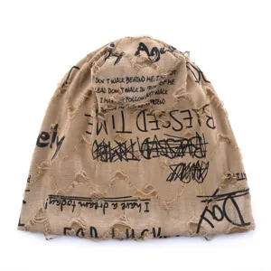 Bonnet slouchy effet usé style streetwear avec impression graffiti lettres pour homme et femme.