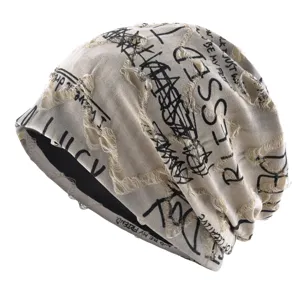 Vue détaillée du bonnet streetwear slouchy avec imprimé graffiti usé et doublure noire.