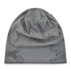 Vue détaillée d'un bonnet slouchy gris léger et respirant avec imprimé stylé.