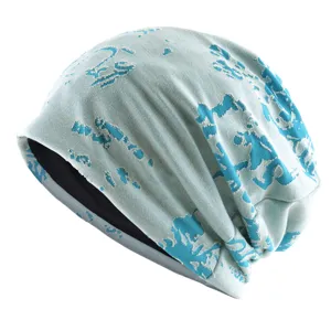 Vue détaillée du bonnet souple et coloré, casquette de chimio respirante idéale pour l'été.