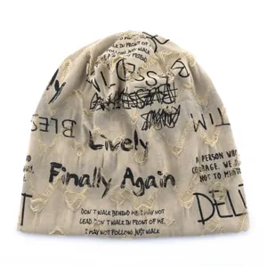 Gros plan détail du bonnet beanie décontracté vintage usé avec impression graffiti anglaise.