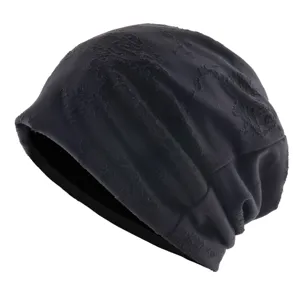 Vue détaillée d'un bonnet slouchy noir léger, idéal comme bonnet de nuit respirant.