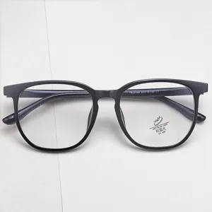 Vue détaillée de la monture de lunettes noire en TR avec verre de démonstration anti-lumière bleue.