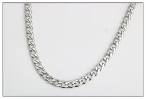 Dettaglio catena cubana in acciaio inossidabile, collana argentata resistente per gioielli e ciondoli.