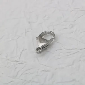 Vista detallada de un cierre de mosquetón de acero inoxidable pulido para accesorios DIY.