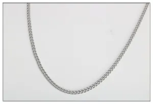 Nahaufnahme einer Edelstahl-Panzerkette, die glatte metallische Texturdetails zeigt.