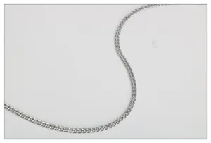 Detailaufnahme einer Edelstahl-Ankerkette für DIY-Halsketten und Armbänder Schmuck.