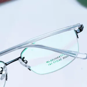 Elegante montatura per occhiali da donna in metallo con aste trasparenti in acetato.