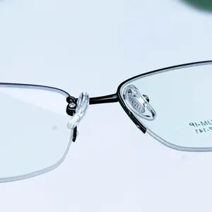 Montatura per occhiali da vista in metallo da donna, elegante e leggera per miopia.