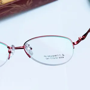 Roter Memory-Titan Brillenrahmen für Damen, kleines Designer-Modell für Sehhilfe.