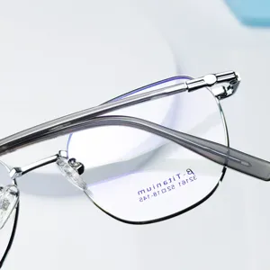 Montatura per occhiali vintage in metallo da uomo e donna, elegante ottica poligonale.