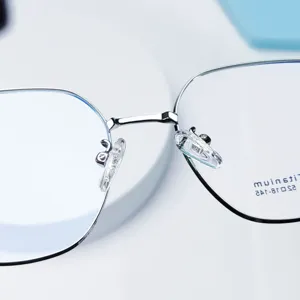 Montatura per occhiali da vista quadrata in metallo retrò per uomo e donna, elegante.