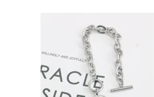 Grof metalen ketting armband met OT sluiting en ronde hanger in vintage hiphop stijl detail.