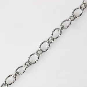 Edelstahl ovale verdrehte O-Kette Detailansicht, strukturiertes Gliederdurchmesser DIY Schmuck.