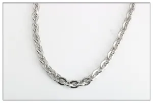 Dettaglio di collana in acciaio inossidabile, design a maglie metalliche argento per stile.