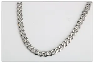 Dettaglio catena cubana in acciaio inossidabile, collana di maglie metalliche argento.