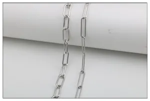 Detailaufnahme einer Edelstahl-Büroklammer-Kette, ideal für die Schmuckherstellung.