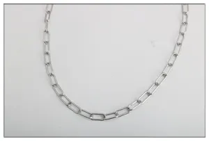 Edelstahl Büroklammer Kette Detail, zeigt die feinen Glieder der silbernen Halskette.