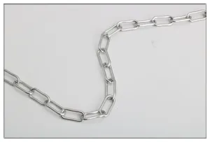 Edelstahl Büroklammer Kette Detailaufnahme, langlebiges silbernes Metallglied für DIY Schmuck.