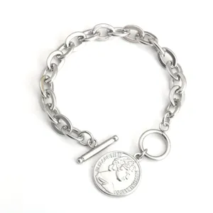 Zilverkleurige grove kettingarmband met vintage munt hanger en toggle sluiting.
