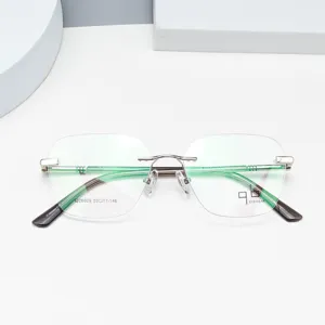 Herren rahmenlose Titan Sehbrille Brillenrahmen mit gruenen Buegeln und Diamantschliff.