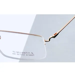 Gros plan detaille de monture de lunettes homme en titane, design metal affaires.