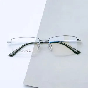 Gros plan détail de la monture de lunettes optique homme en bêta-titane argenté.