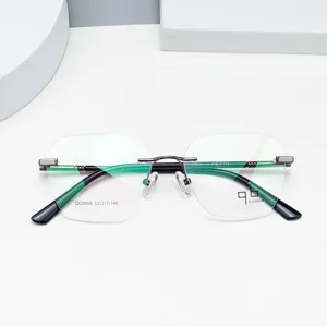 Detailansicht der rahmenlosen Titan-Brille, diamantgeschliffene Gläser und grüne Bügel.