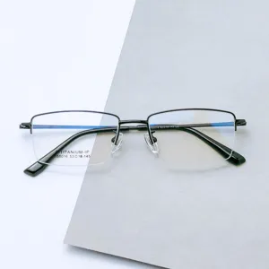 Vue détaillée de la monture de lunettes homme semi-cerclée en titane au design métallique.