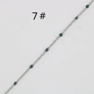 Detalle de cadena de acero inoxidable con gotas para hacer joyas de bricolaje, pulseras y collares.
